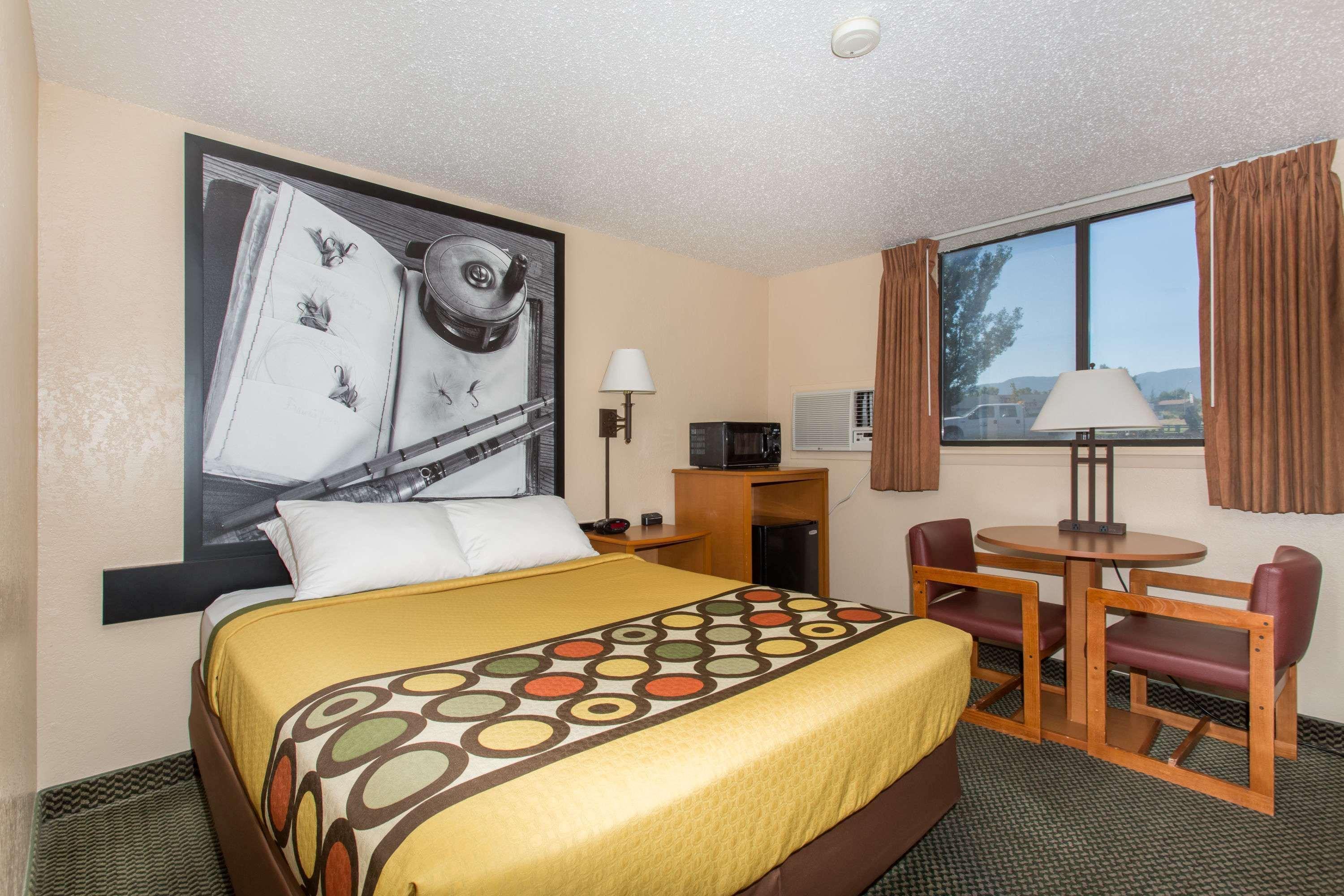 Super 8 By Wyndham West By The River 2*
