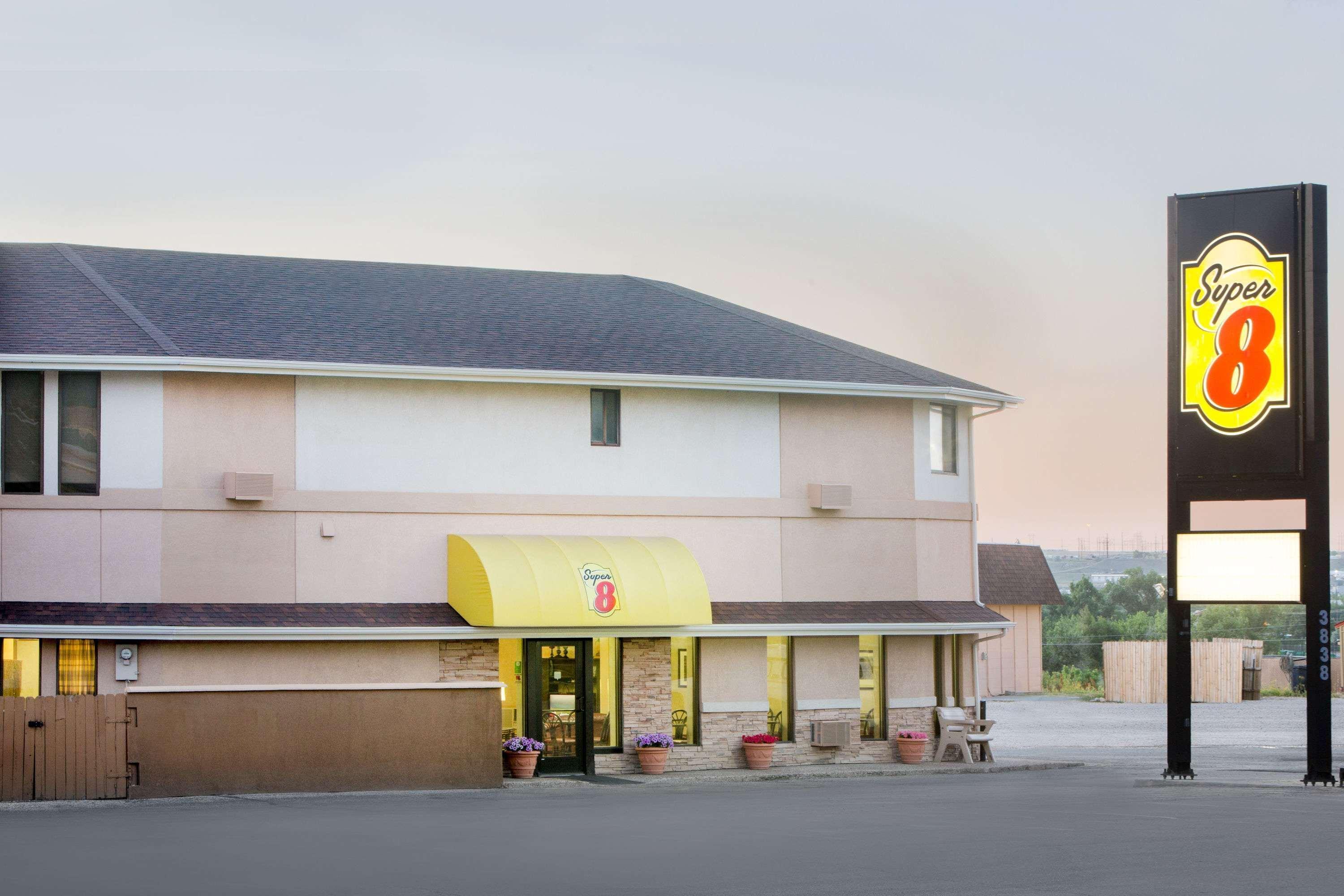 Super 8 By Wyndham West By The River Motel
