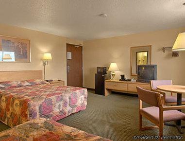 Super 8 By Wyndham West By The River 2*