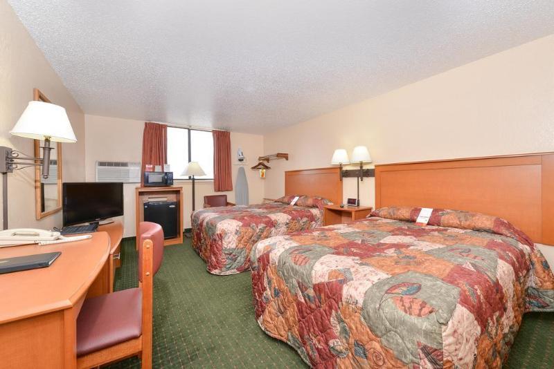 Super 8 By Wyndham West By The River Motel