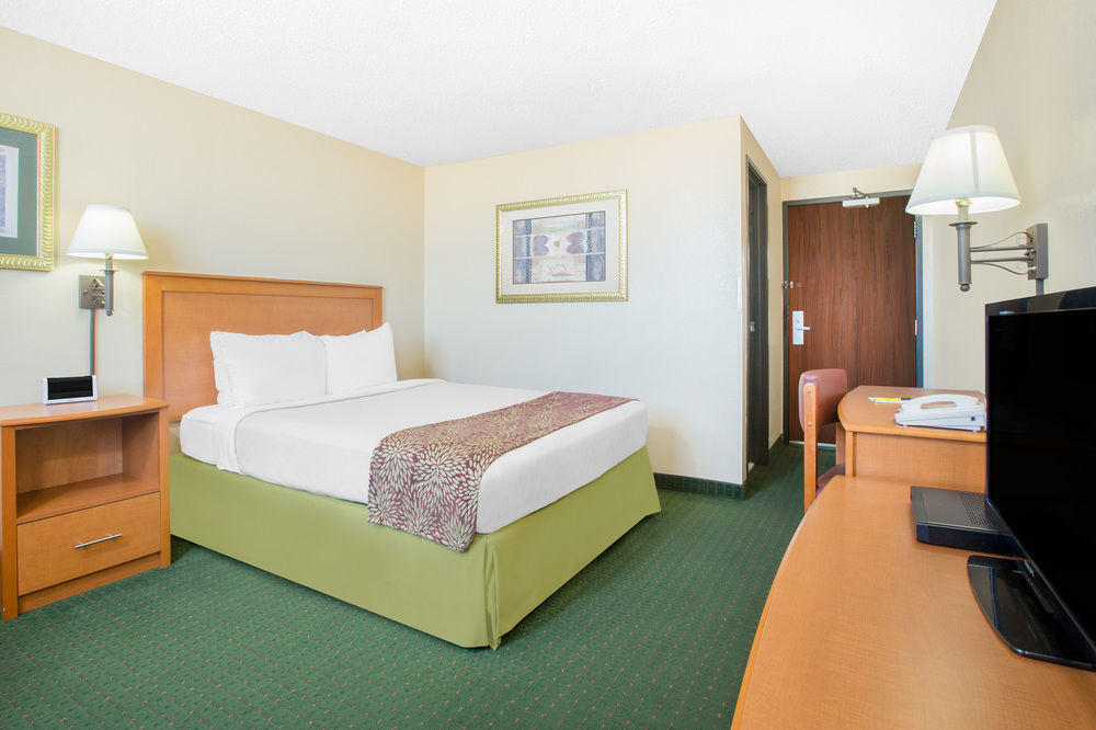 Super 8 By Wyndham West By The River Casper