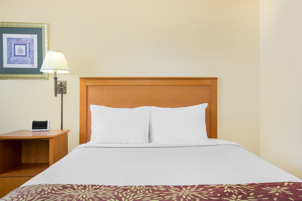 Super 8 By Wyndham West By The River