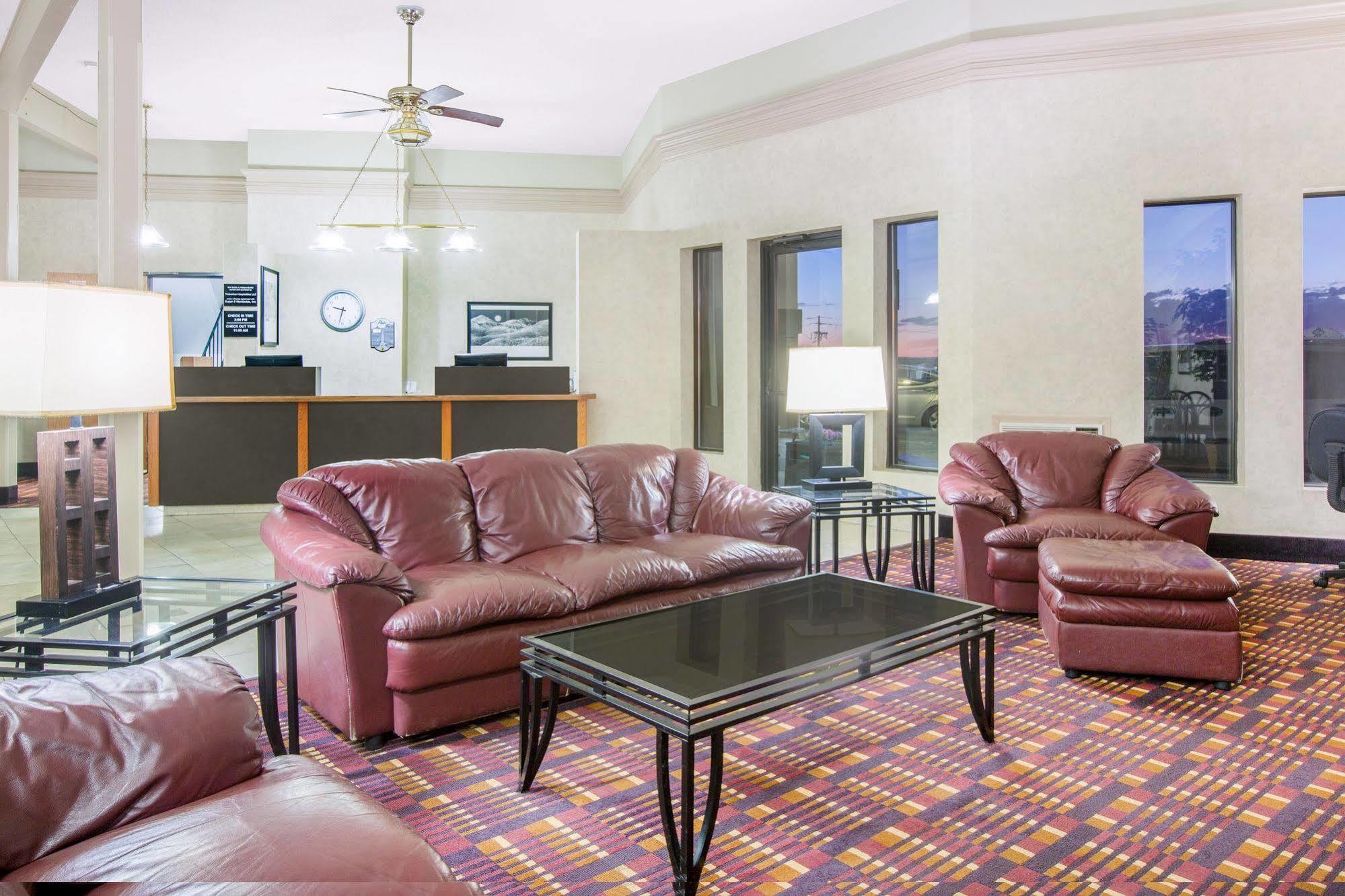Super 8 By Wyndham West By The River