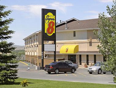 Super 8 By Wyndham West By The River Motel