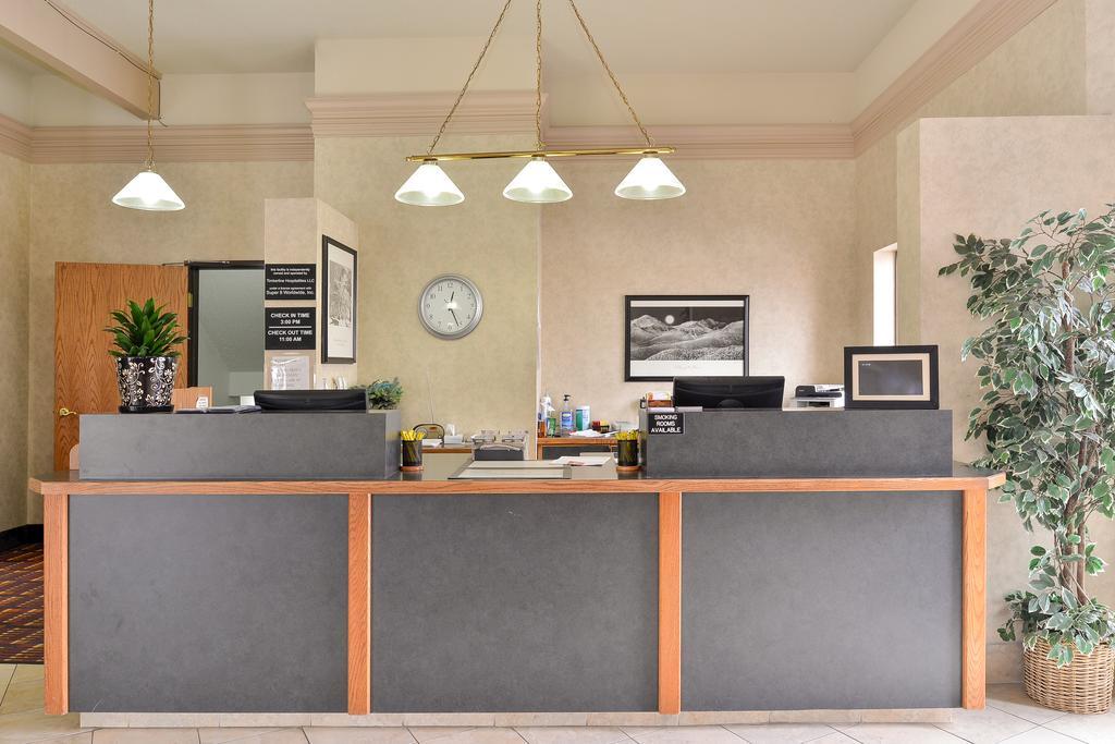 Super 8 By Wyndham West By The River 2*