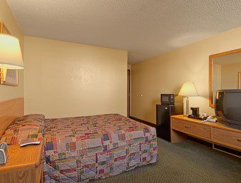 Super 8 By Wyndham West By The River Motel